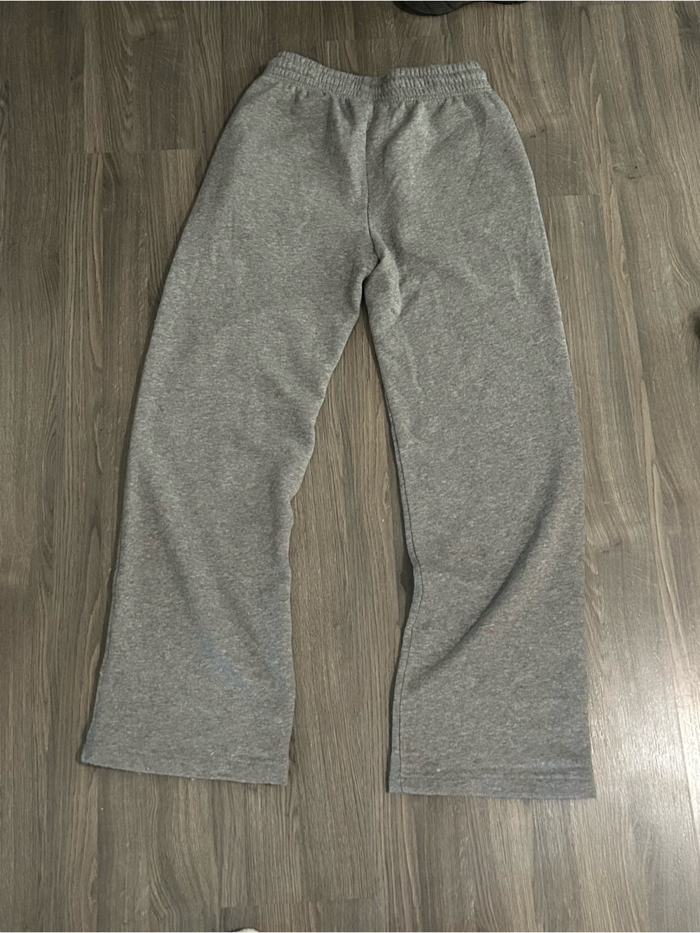 Relaxed fit straight leg grey sweatpants with open hem - Picture 2 of 3